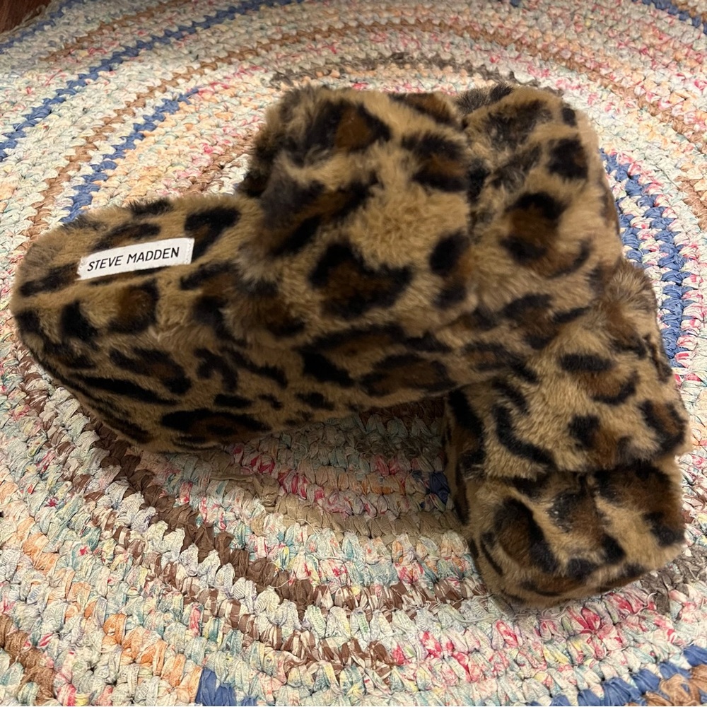 Steve Madden y2k fluffy leopard platform slides